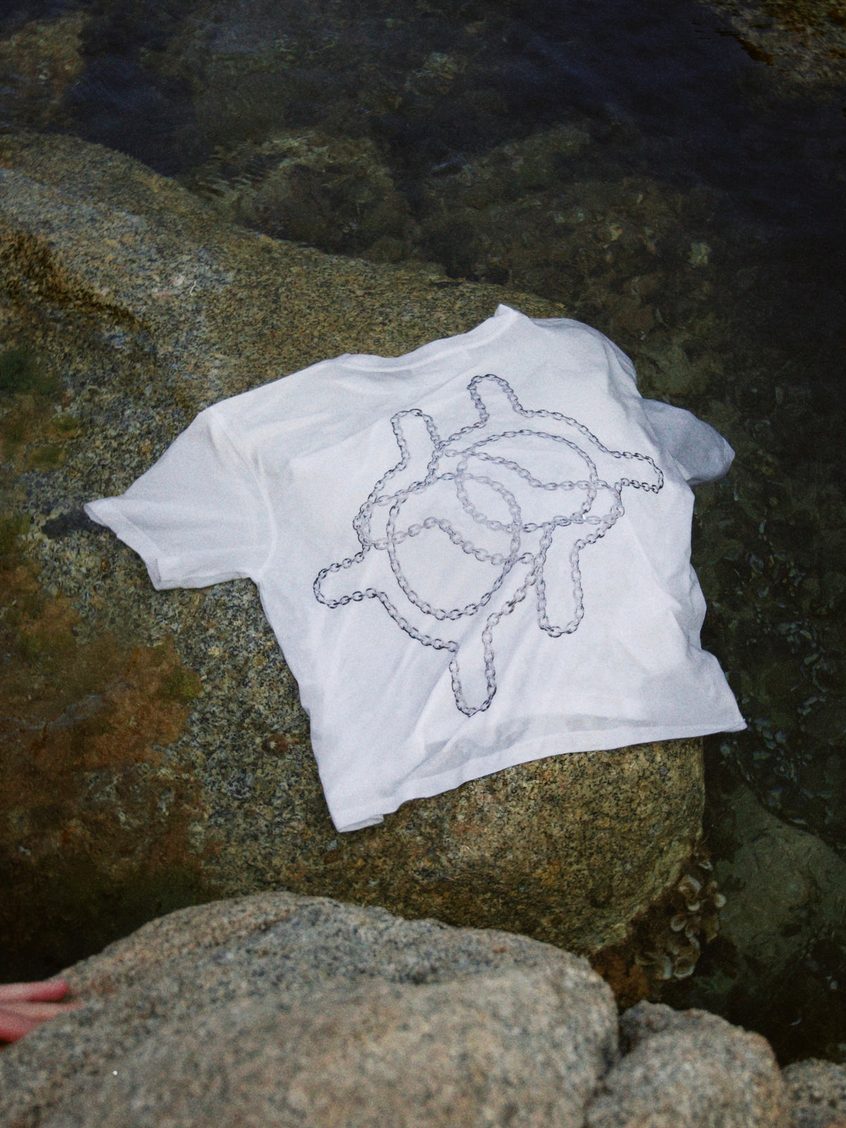CHAIN UNITY TEE