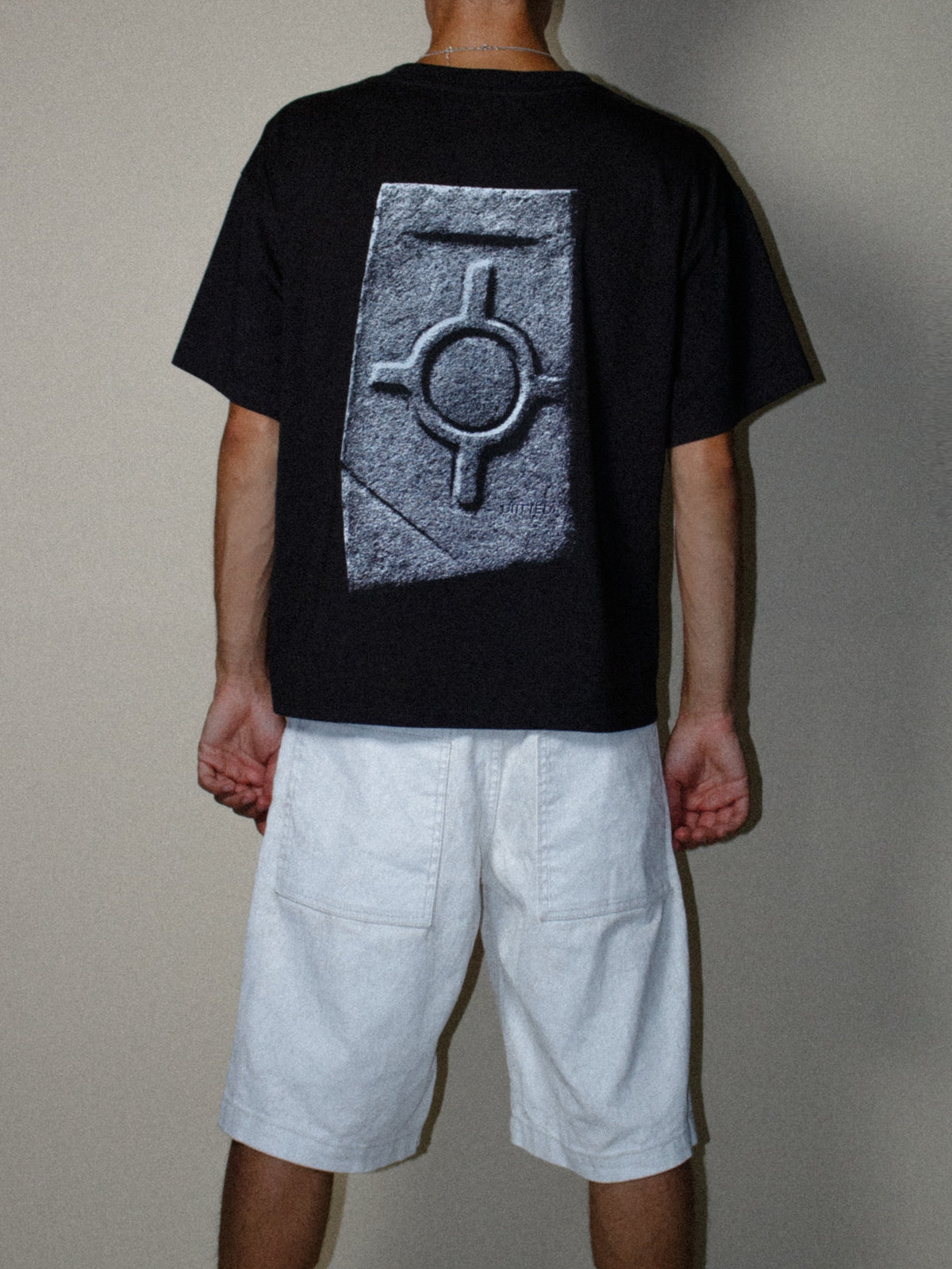 MONOLITH TEE